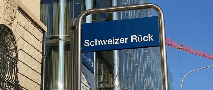 Swiss Re stürzt wieder vom Olymp Bushaltestelle Schweizer Rück vor dem Hauptsitz der Swiss Re in Zürich