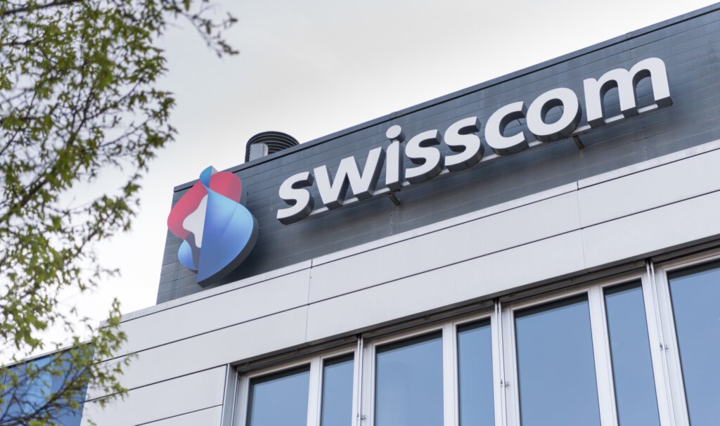 Swisscom-Logo auf einem Gebäude