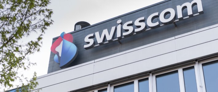 Swisscom-Logo auf einem Gebäude