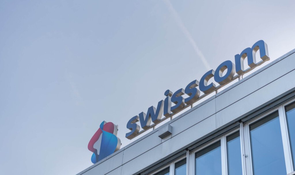 Swisscom-Logo auf einem Gebäude