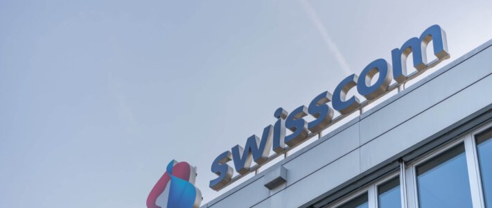 Swisscom-Logo auf einem Gebäude