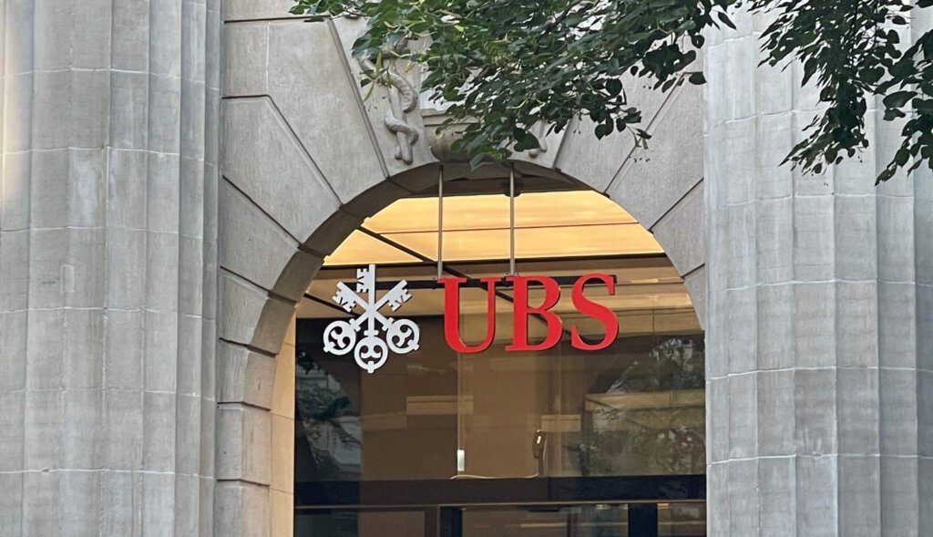 Logo der Grossbank UBS in Zürich an der Bahnhofstrasse