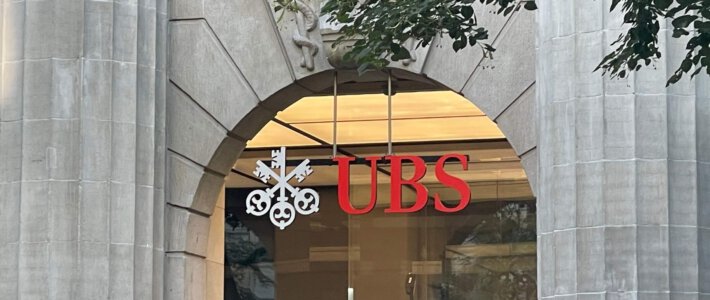 USA nehmen UBS in die Mangel Logo der Grossbank UBS in Zürich an der Bahnhofstrasse