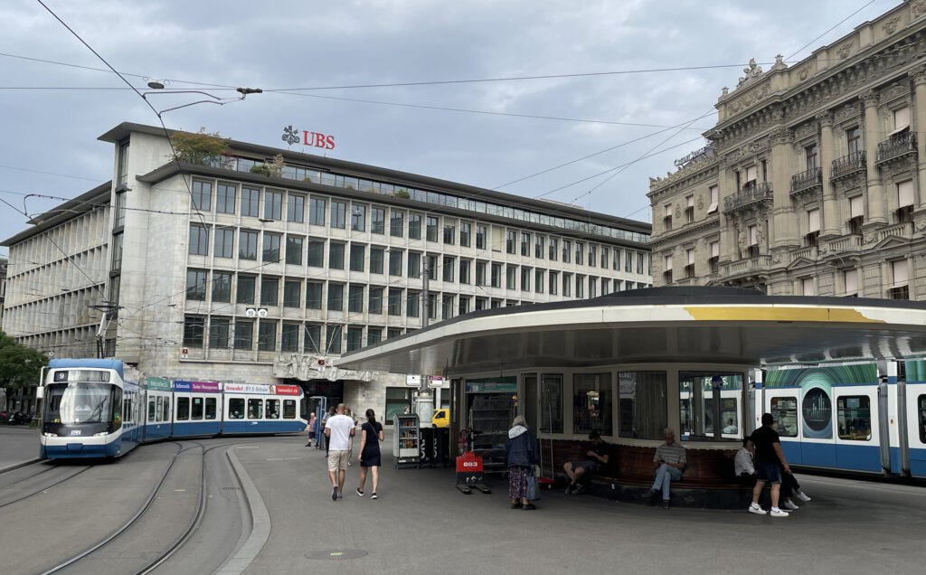 Grossbanken am Zürcher Paradeplatz mit Tramhaltestelle davor