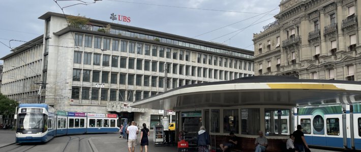 Schweiz versucht sich erneut in Bankenregulierung Grossbanken am Zürcher Paradeplatz mit Tramhaltestelle davor