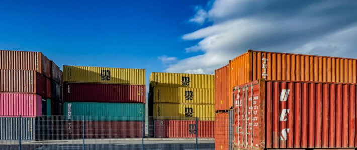 Schweizer Wirtschaft gedeiht prächtig Container in einem Terminal