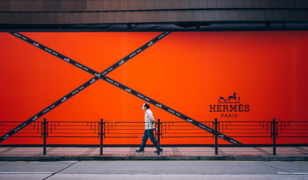 Eine Werbung von Hermès mit einem Passanten davor