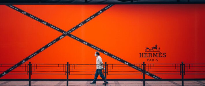 Eine Werbung von Hermès mit einem Passanten davor