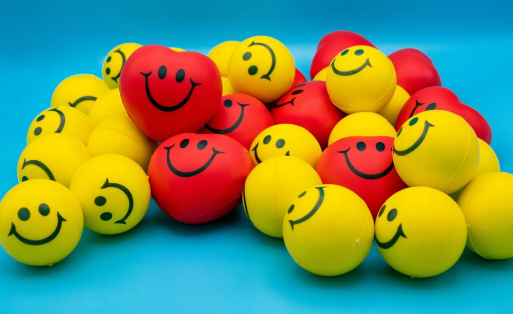 Bunte Smileys vor blauem Hintergrund