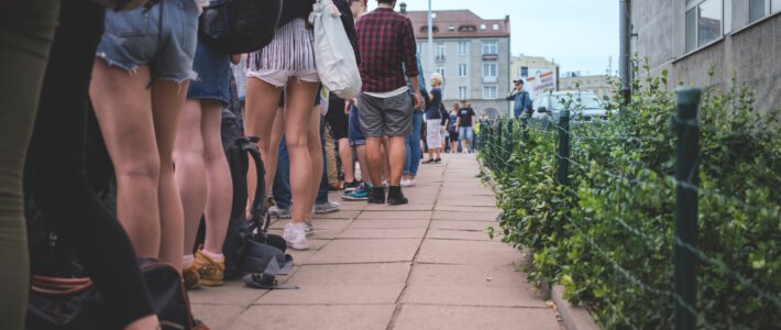 Aktionsplan Wohnungsnot geht total schief Menschenschlange