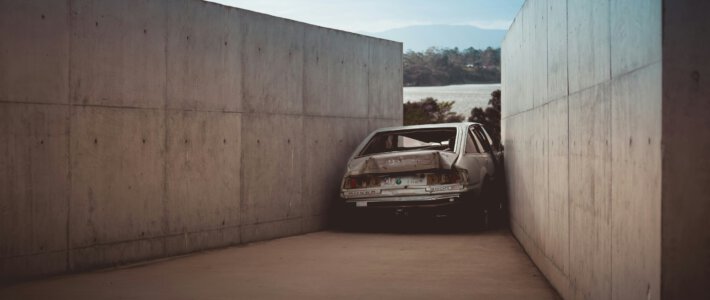 Gigantische Gewinne für die Schweizer Assekuranz Ein Auto zwischen zwei Betonteilen