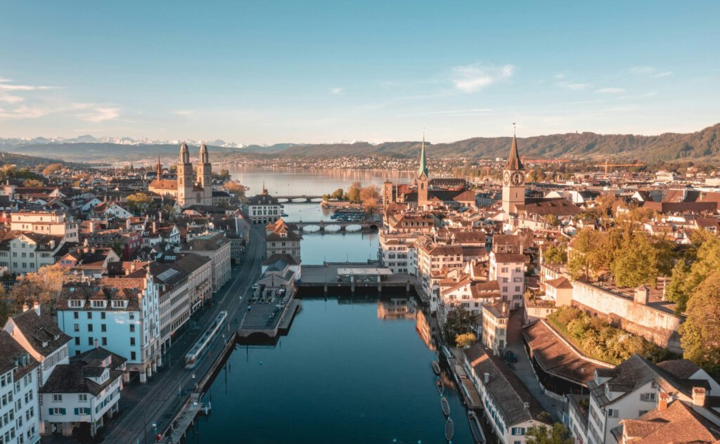 Ein Blick über Zürich, den See und die Alpen im Hintergrund