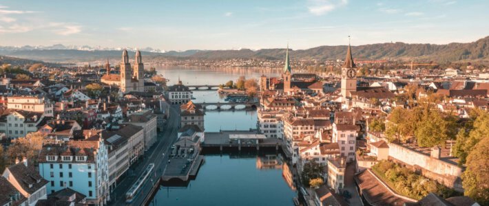Zürcher Finanzindustrie im Rückwärtsgang Ein Blick über Zürich, den See und die Alpen im Hintergrund