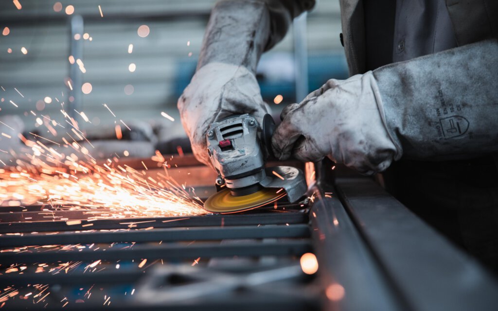 Ein Arbeiter in einer Fabrik mit sprühenden Funken