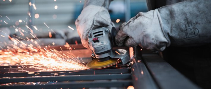 Schweizer Industrie verlässt Jammertal Ein Arbeiter in einer Fabrik mit sprühenden Funken