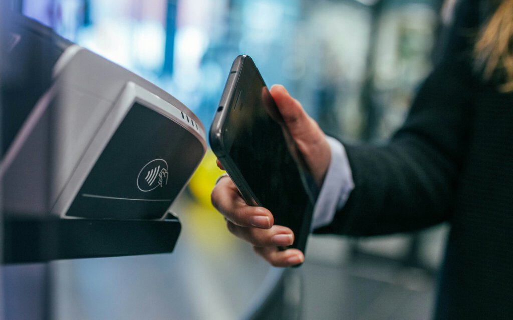 Ein Mobiltelefon an einem Zahlungsterminal