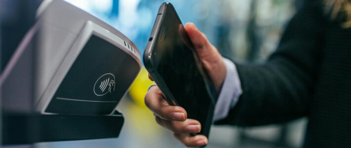 Schweiz setzt auf nutzloses Notzahlungssystem Ein Mobiltelefon an einem Zahlungsterminal