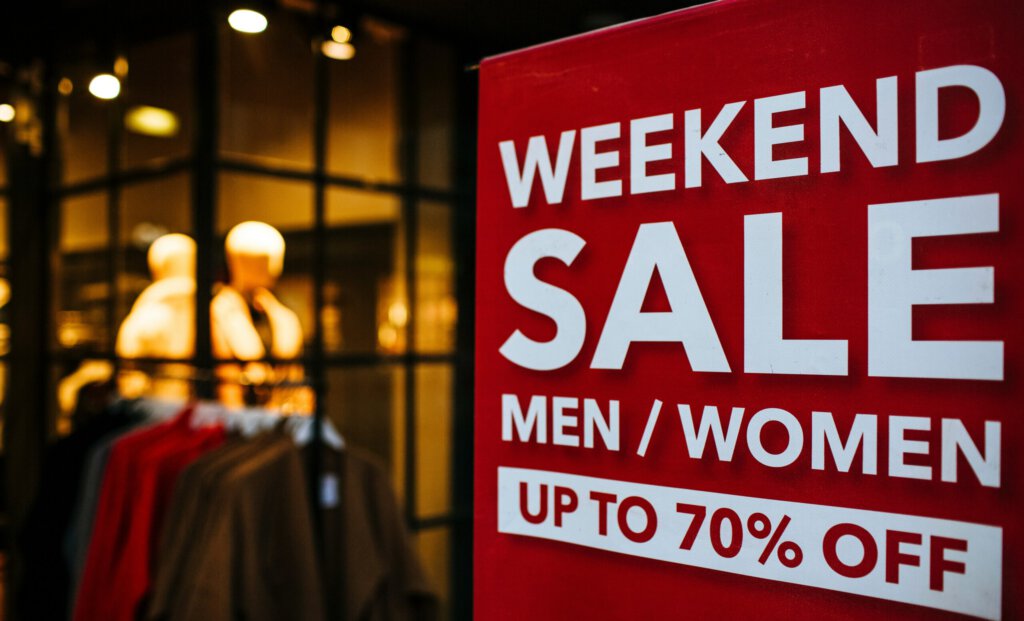 Ein «Sale»-Schild vor einem Schaufenster