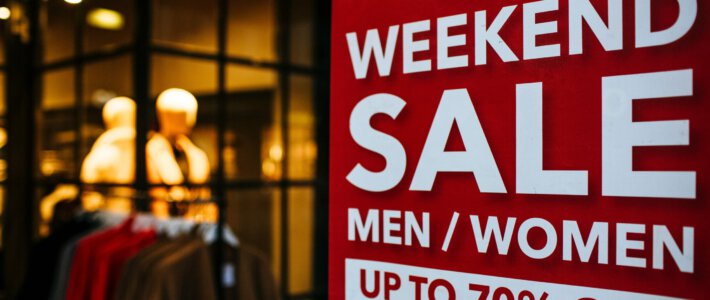 Neue Spielräume für Rabatte Ein «Sale»-Schild vor einem Schaufenster