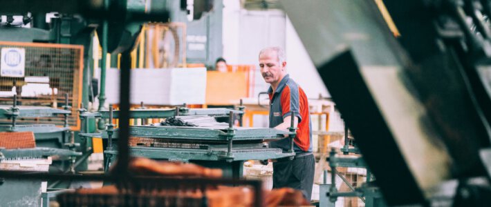 Noch mehr Erwerbstätige in der Schweiz ein Arbeiter in einer Fabrikhalle