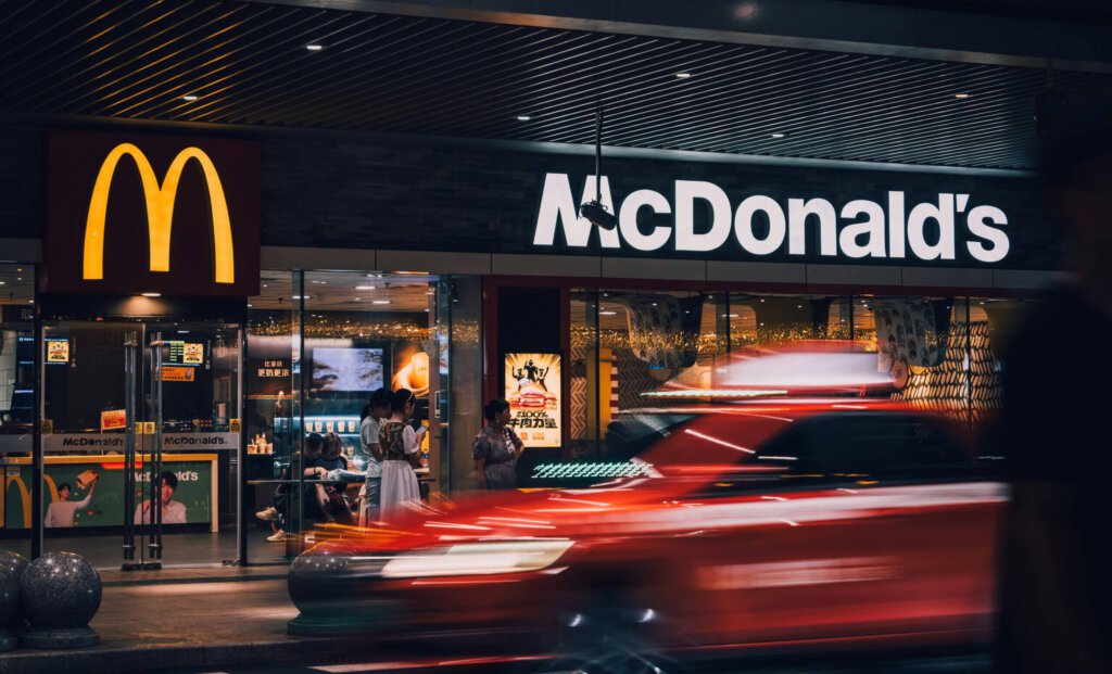 Filiale von McDonald's in Asien mit Auto davor