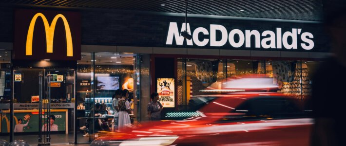 Schweiz als Burger-Königin der Welt Filiale von McDonald's in Asien mit Auto davor