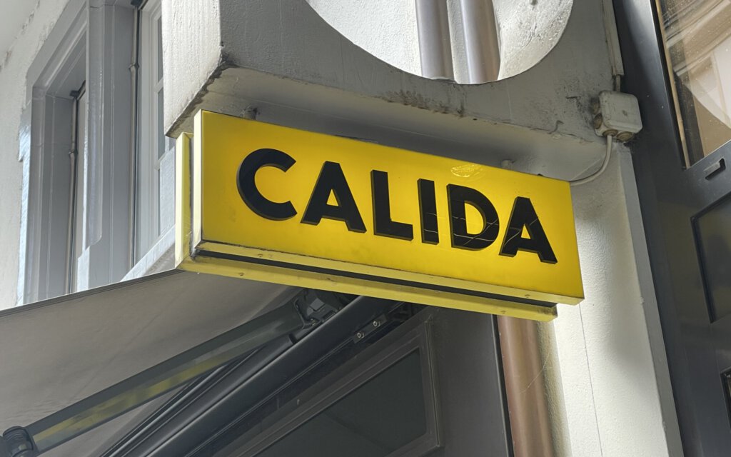 Logo von Calida an einer Filiale
