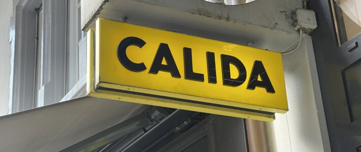 Logo von Calida an einer Filiale