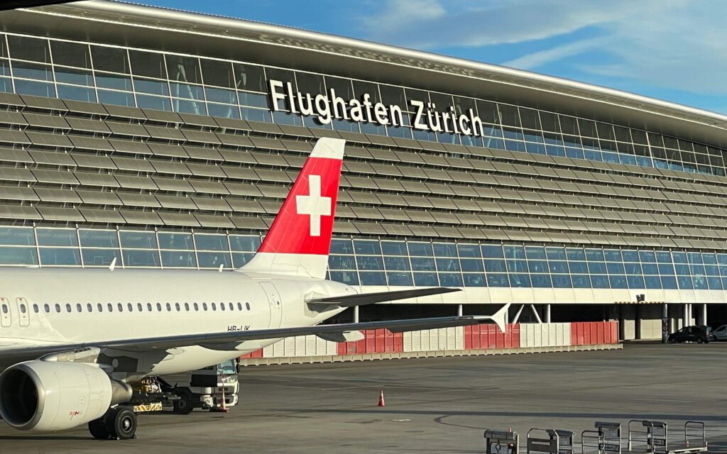Flughafen Zürich mit Flugzeug der Swiss im Vordergrund