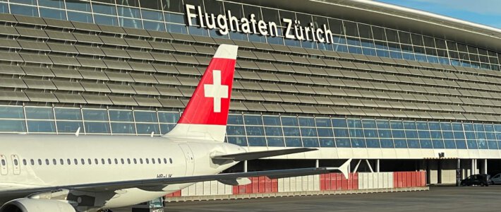 Zwiespältige Erholung der Schweizer Zivilluftfahrt Flughafen Zürich mit Flugzeug der Swiss im Vordergrund