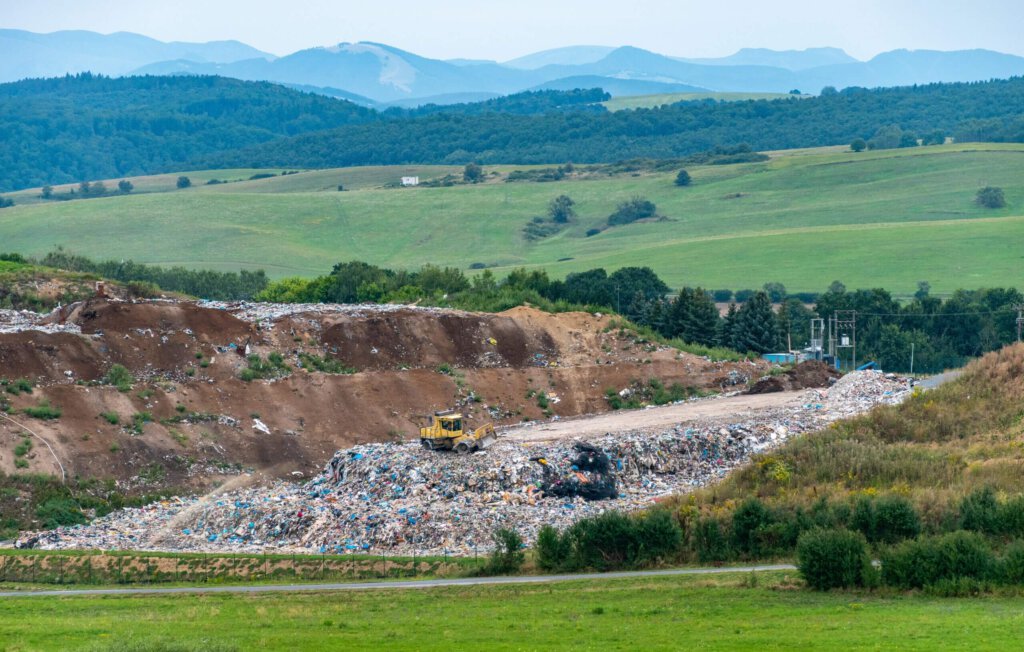 Eine Mülldeponie in grüner Landschaft