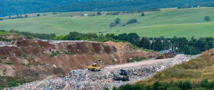 Immer mehr Schweizer Siedlungsabfälle Eine Mülldeponie in grüner Landschaft