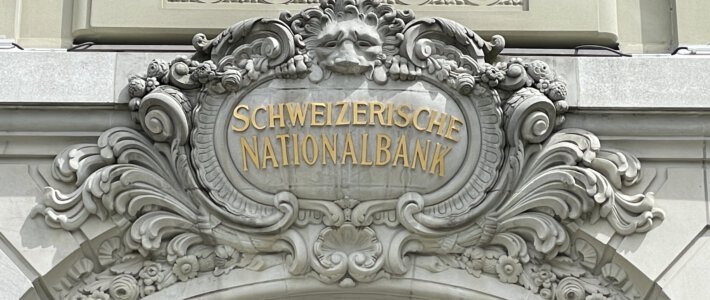 Schweizer Zentralbank schwächt den Franken Logo der SNB am Sitz in Bern