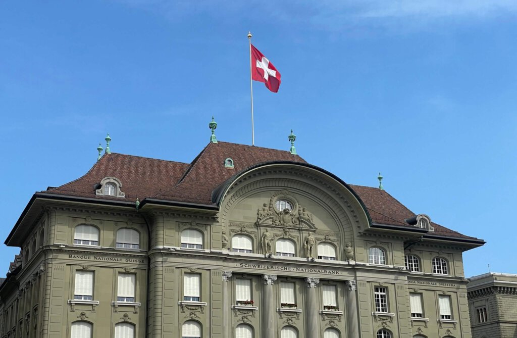 SNB-Gebäude in Bern am Bundesplatz mit Schweizerfahne auf dem Dach