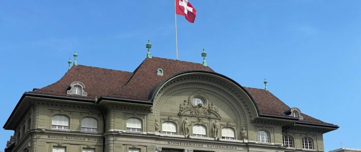 SNB-Bankrat wechselt von rechts auf links SNB-Gebäude in Bern am Bundesplatz mit Schweizerfahne auf dem Dach
