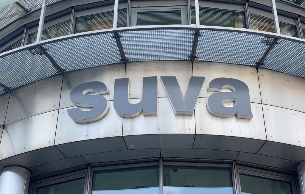Logo der Suva am Hauptgebäude in Luzern