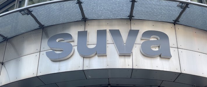 Logo der Suva am Hauptgebäude in Luzern