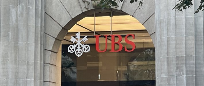 UBS unterliegt im Ständerat Logo der UBS an der Zürcher Bahnhofstrasse
