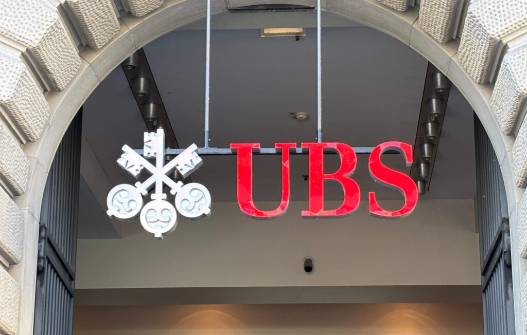 Logo der Grossbank UBS am Zürcher Paradeplatz