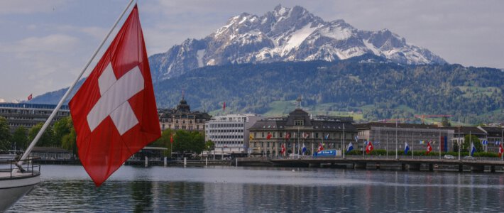 Ein Land Europas noch teurer als die Schweiz Ein Blick über Luzern mit einer Schweizerflagge im Vordergrund