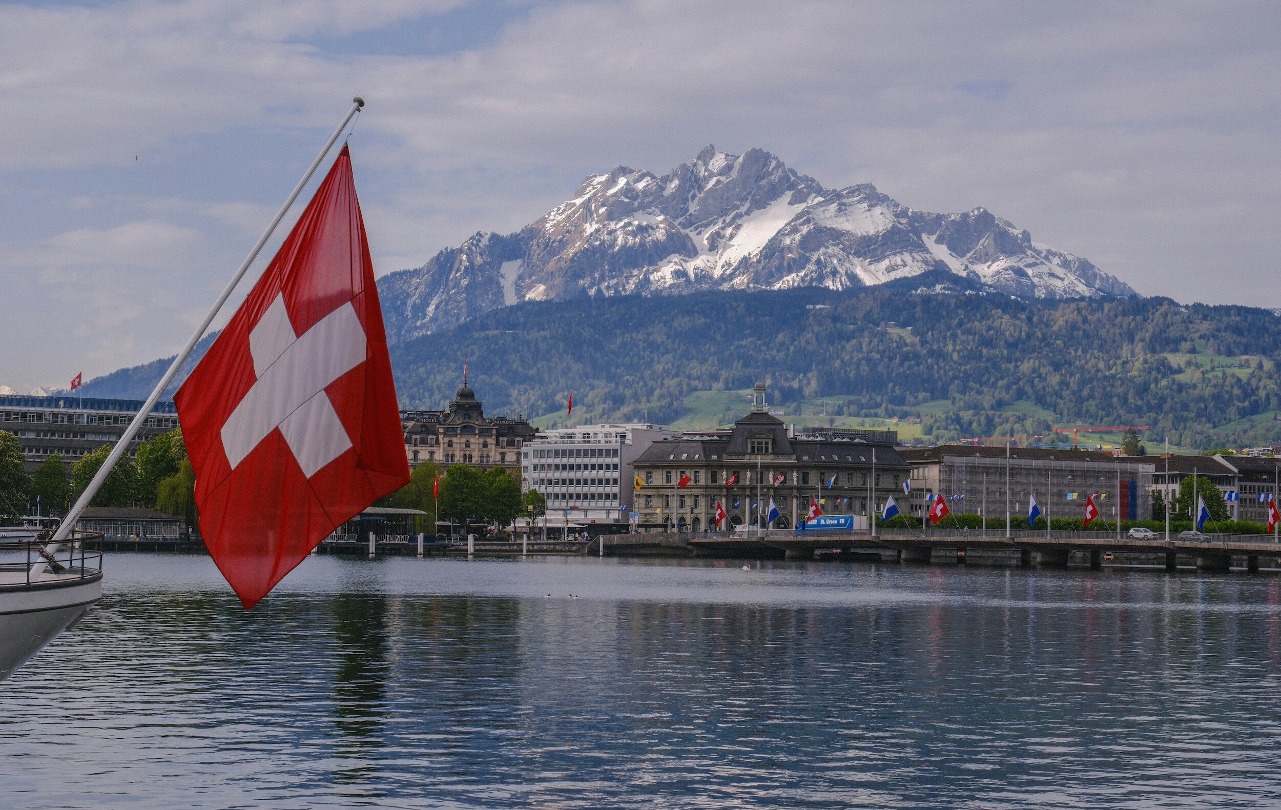 Ein Blick über Luzern mit einer Schweizerflagge im Vordergrund