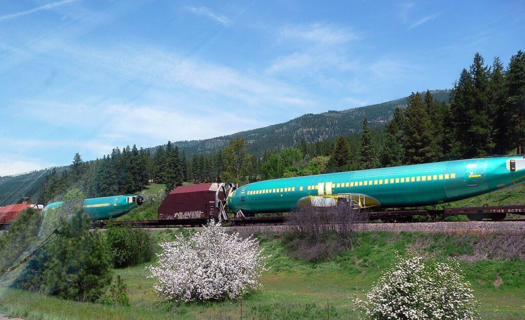 Ein Zug mit Flugzeugteilen