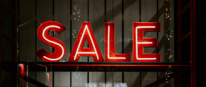 Sale-Schild in einem Schweizer Schaufenster