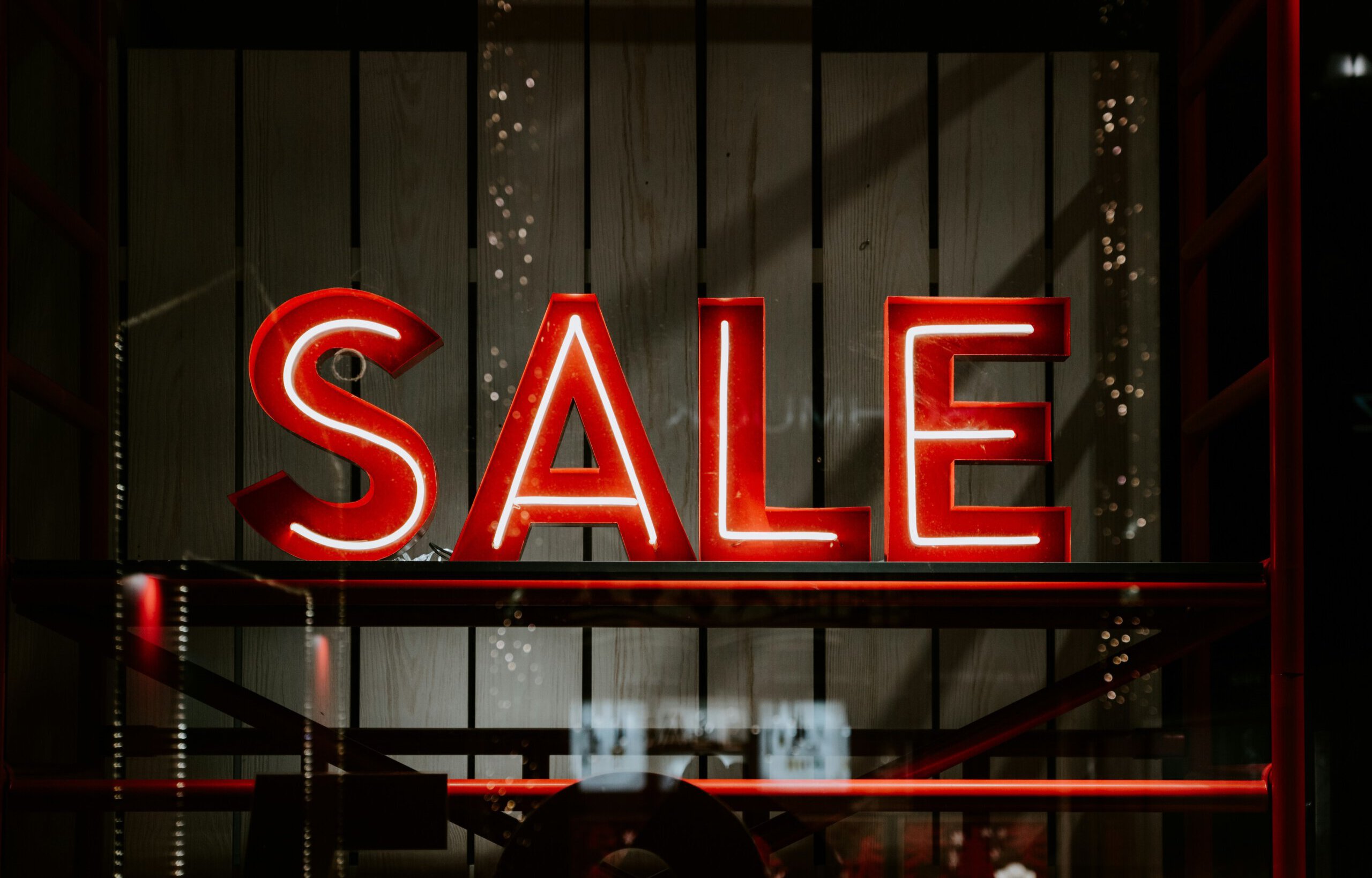 Sale-Schild in einem Schweizer Schaufenster