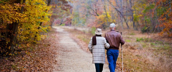 Schweizer Paare ziehen bildungsmässig gleich Ein älteres Ehepaar auf einem Spaziergang im Wald
