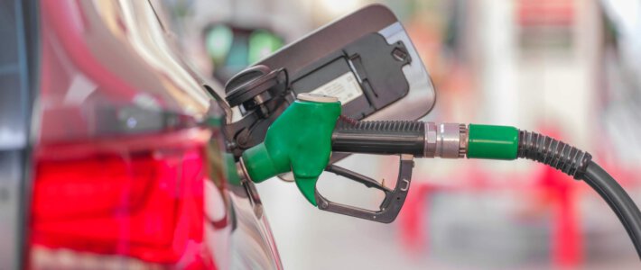 Schweiz zapft Pflichtlager für Erdöl an Eine Zapfsäule an einer Tankstelle