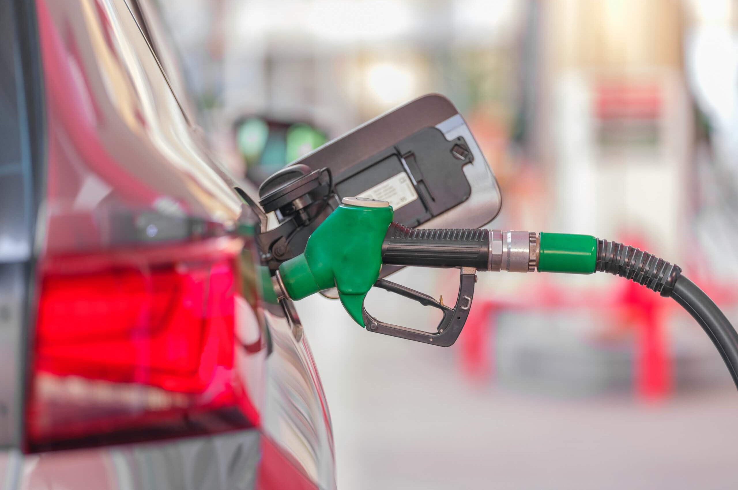 Eine Zapfsäule an einer Tankstelle