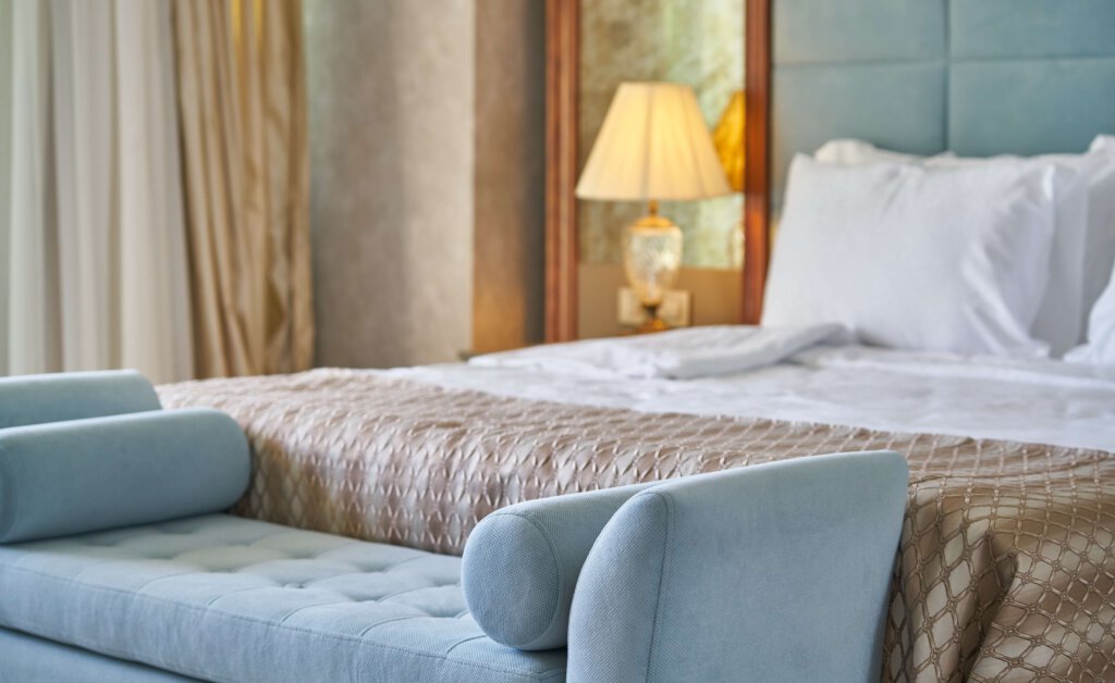Ein Bett in einem Hotelzimmer