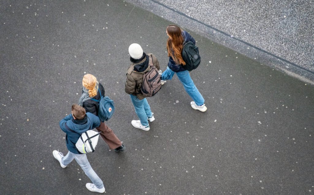 Jugendliche auf einer Strasse