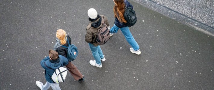 Jugendliche auf einer Strasse